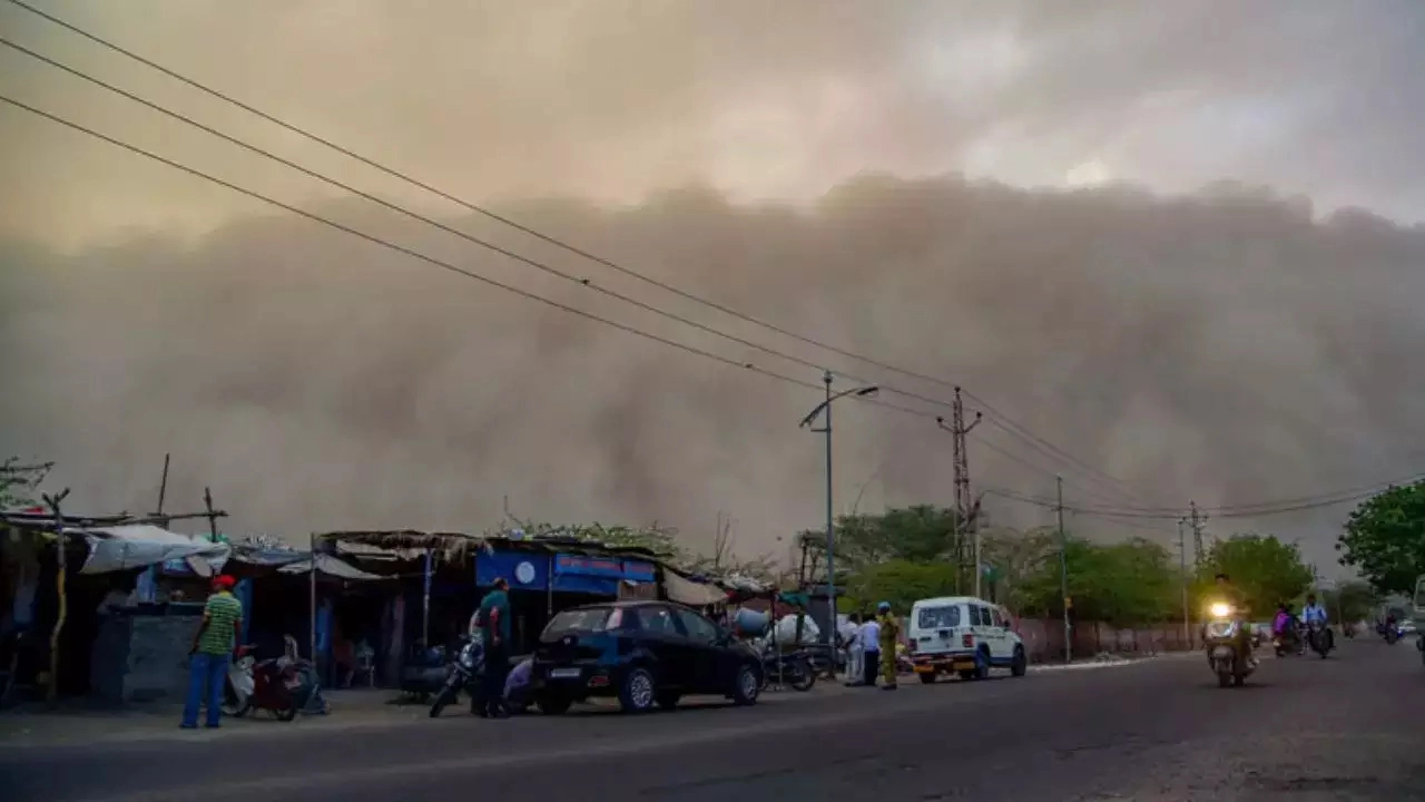 Dust Strom : దుమ్ము తుఫాను.. ఇద్దరు మృతి.. విమాన రాకపోకలు నిలిపివేత