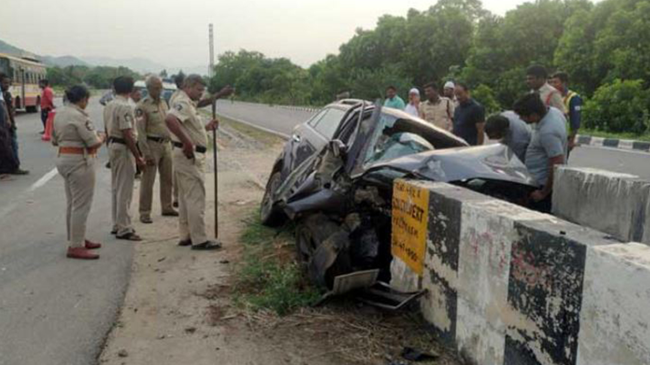 Tirupati Road Accident: తిరుపతిలో ఘోర రోడ్డు ప్రమాదం.. కారులో ఆ నలుగురు మృతి!