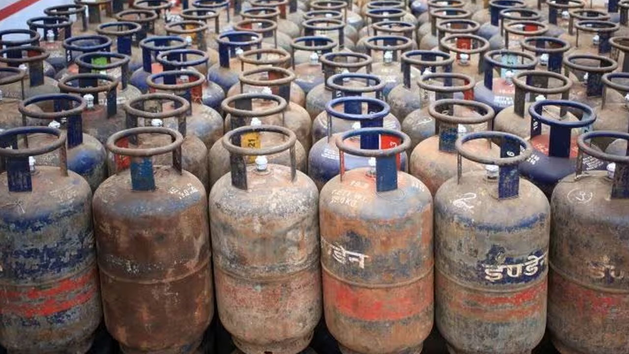 LPG Cylinder Price Reduced : వినియోగదారులకు బిగ్ రిలీఫ్.. తగ్గిన గ్యాస్ సిలిండర్ ధర