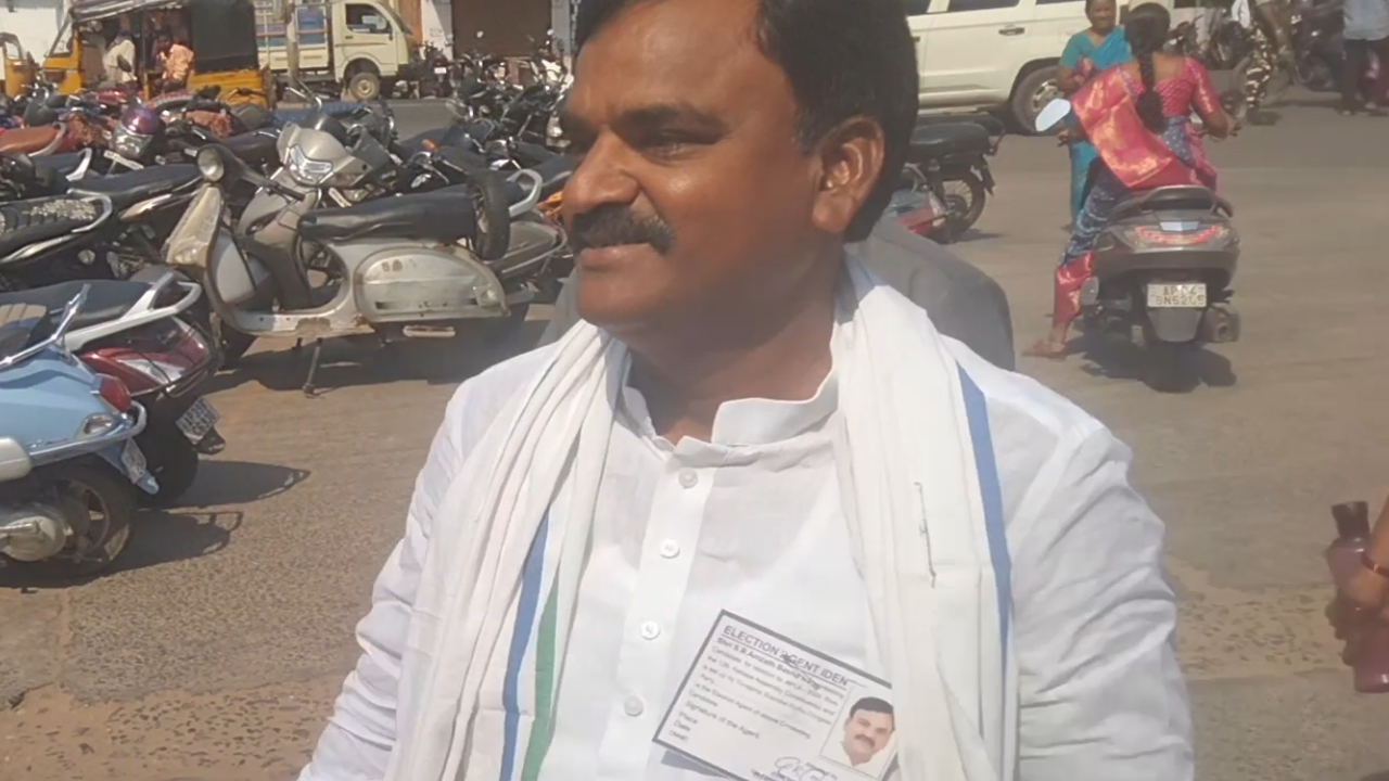 Kadapa Postal Voting : పార్టీ కండువాతో పోలింగ్ బూత్ లోకి వైసీపీ నేత.. టీడీపీ సీరియస్