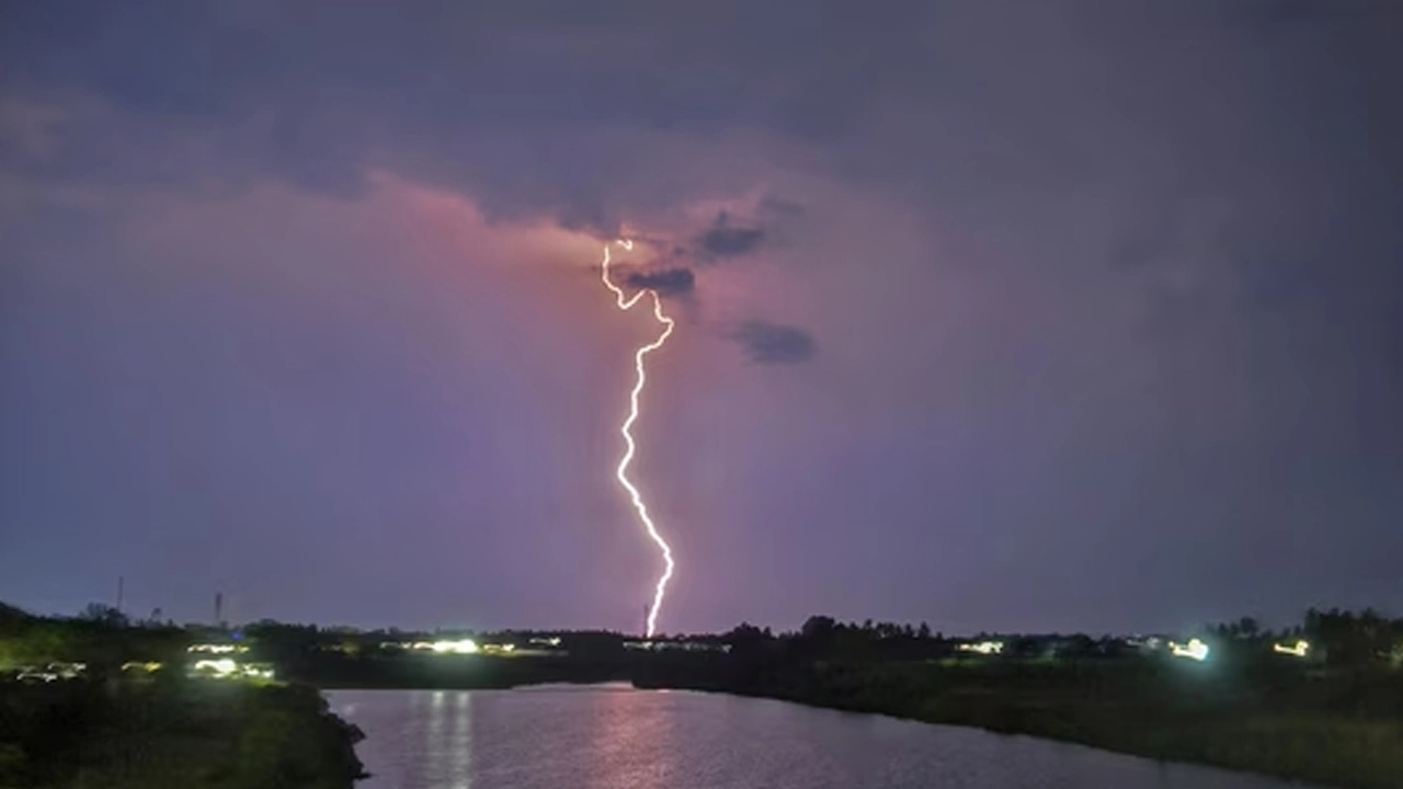 Lightning Strikes in Bengal: పశ్చిమ బెంగాల్ లో పిడుగుల వర్షం.. 11 మంది మృతి!