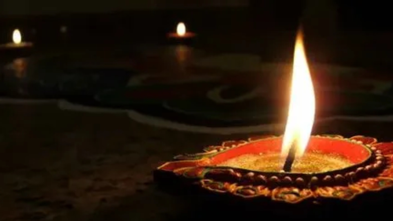 Lighting Deepak in Evening: సాయంత్రం వేళ ఇంటి ప్రధాన ద్వారం వద్ద దీపం వెలిగిస్తే.. 4 అద్భుత ప్రయోజనాలు జరుగుతాయి..