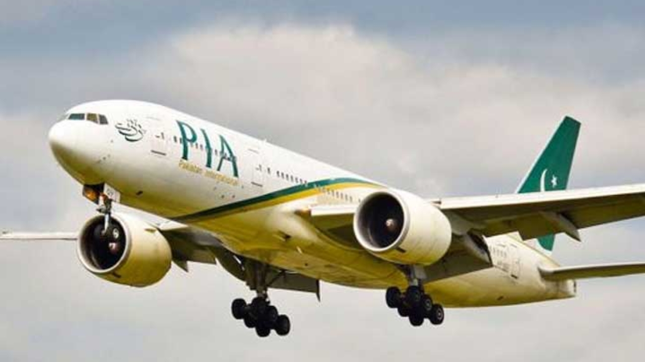 PIA Flight: బాలుడి మృతదేహాన్ని వదిలి.. పేరెంట్స్ ను తీసుకెళ్లిన విమానం