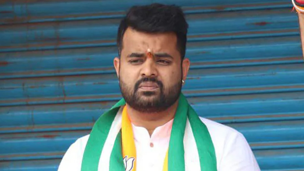 Prajwal Revanna Case Update: తుపాకీతో బెదిరించి కామవాంఛ తీర్చుకున్నాడు.. రేవణ్ణపై జేడీఎస్ కార్యకర్త ఫిర్యాదు!