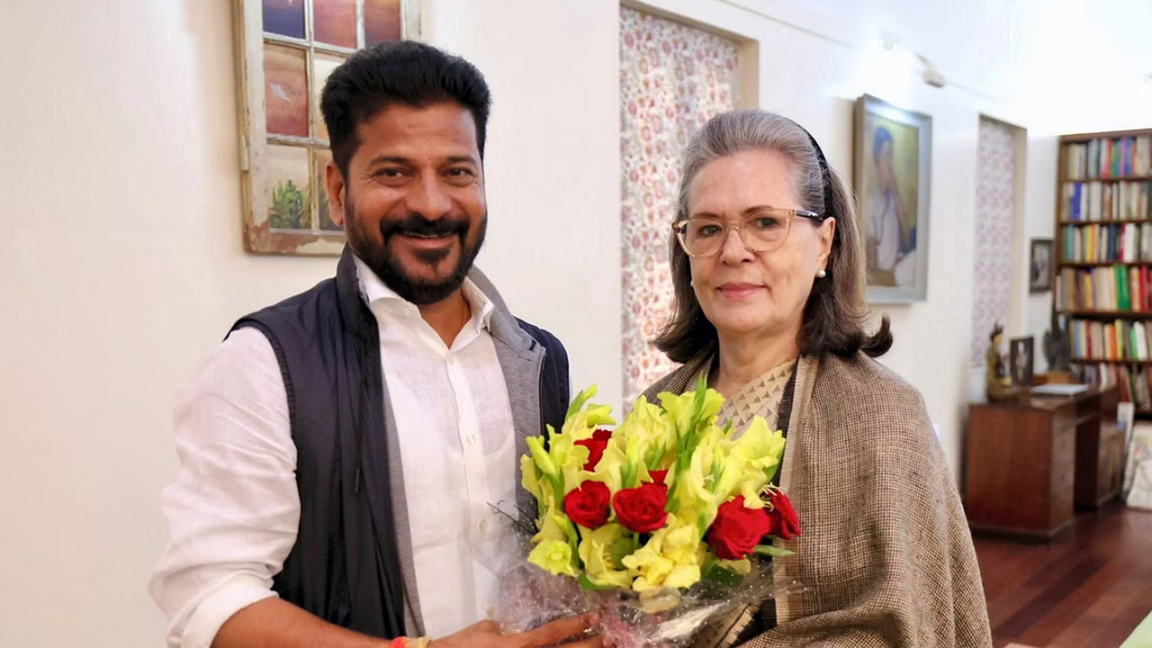 CM Revanth Met Sonia Gandhi: సోనియాతో ముగిసిన సీఎం రేవంత్ భేటీ.. తెలంగాణ ఆవిర్భావ దినోత్సవ వేడుకలకు ఆహ్వానం!