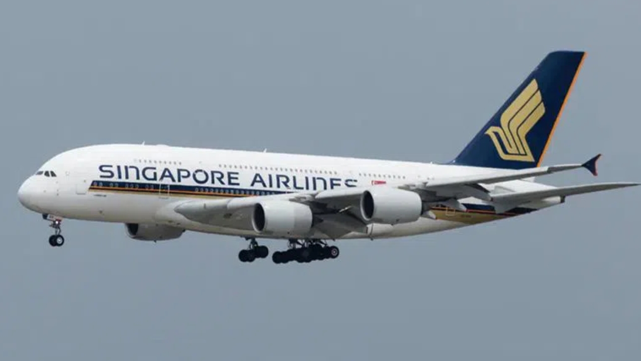 Singapore Airlines: రికార్డు స్థాయిలో లాభాలు.. ఉద్యోగులకు 8 నెలల జీతం బోనస్..!