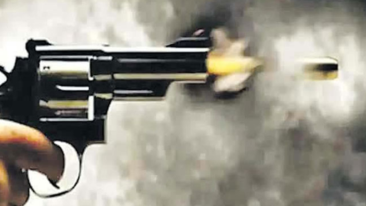 Schoolboy Carries Gun| స్కూలుకు తుపాకీ తీసుకెళ్లిన 5 ఏళ్ల బాలుడు.. మూడో తరగతి పిల్లడిపై గురి పెట్టి..