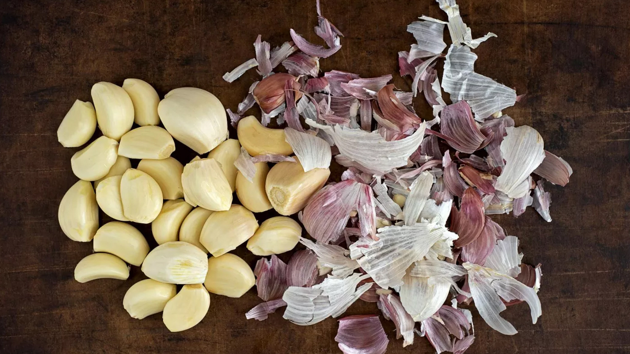 Garlic Peels Benefits: వెల్లుల్లి తొక్కలను పడేస్తున్నారా.. వీటి ప్రయోజనాలు తెలిస్తే షాక్ అవ్వాల్సిందే..