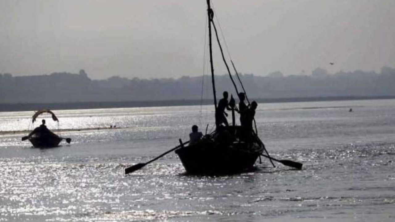 Patna Boat Capsize: గంగా నదిలో పడవ బోల్తా.. ఆరుగురు గల్లంతు..