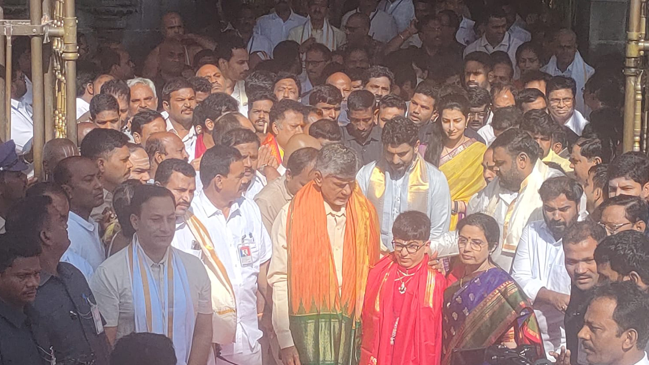 CM Chandrababu family in Tirumala : శ్రీవారి సన్నిధిలో సీఎం చంద్రబాబు ఫ్యామిలీ, ప్రోటోకాల్, పరదాల విషయంలో..