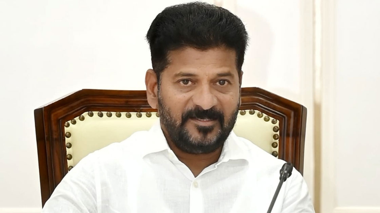 CM Revanth Reddy: గర్భిణీకి కాన్పు చేసి మానవత్వం చాటుకున్న ఆర్టీసీ మహిళా సిబ్బంది.. అభినందనలు తెలిపిన సీఎం