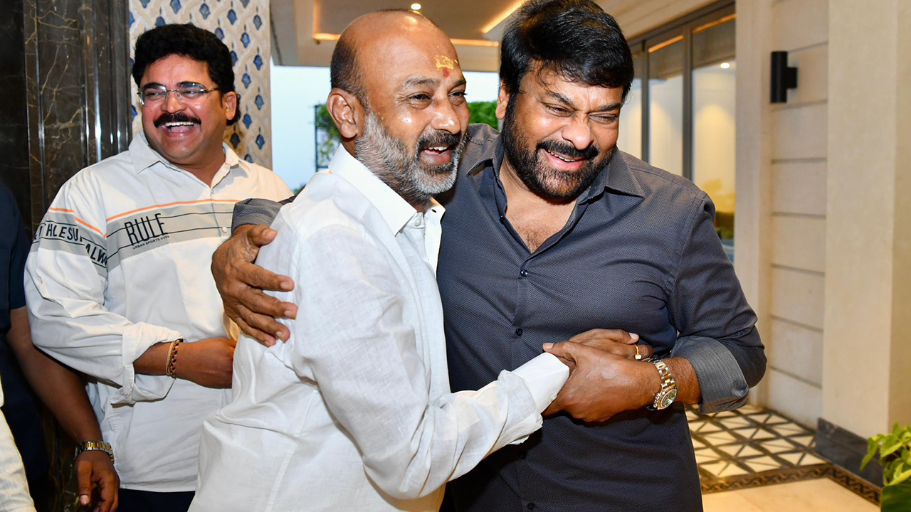 Chiranjeevi with Bandi Sanjay: చిరు- బండి సంజయ్ మధ్య చర్చ.. మీరొస్తే ప్రయార్టీ..!