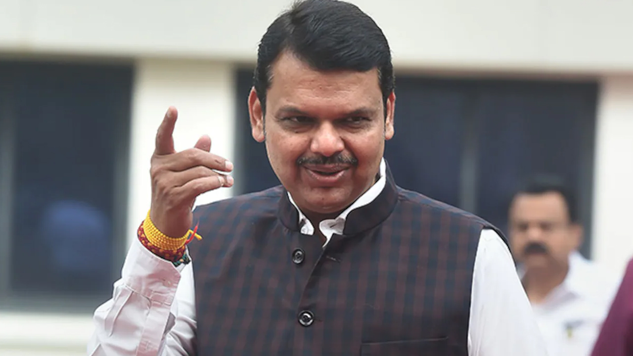 Fadnavis Quit As Deputy CM: బీజేపీ కుటిల రాజకీయాలు, డిప్యూటీ సీఎం పదవికి ఫడ్నవీస్ రాజీనామా, కాకపోతే..