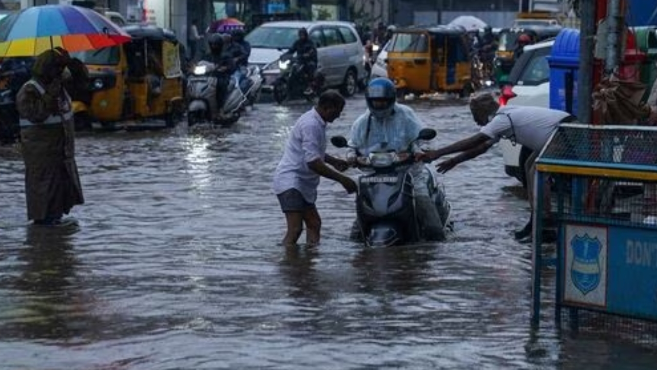 Rains: హైదరాబాద్‌లో భారీ వర్షం.. ఈ ప్రాంతాల్లో హై అలర్ట్ !