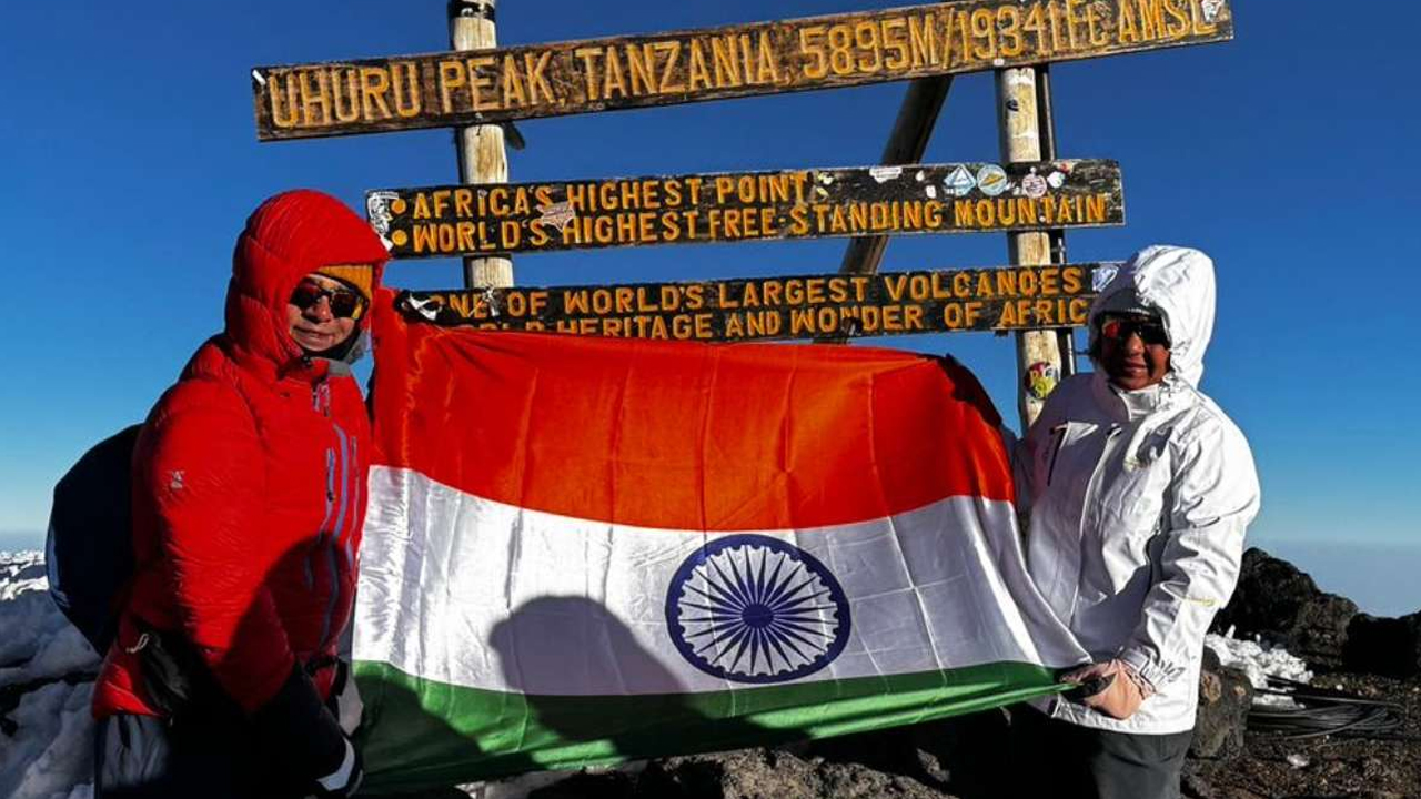 Mt Kilimanjaro: కిలిమంజారో పర్వతాన్ని అధిరోహించిన భారత నౌకాదళ జంట..