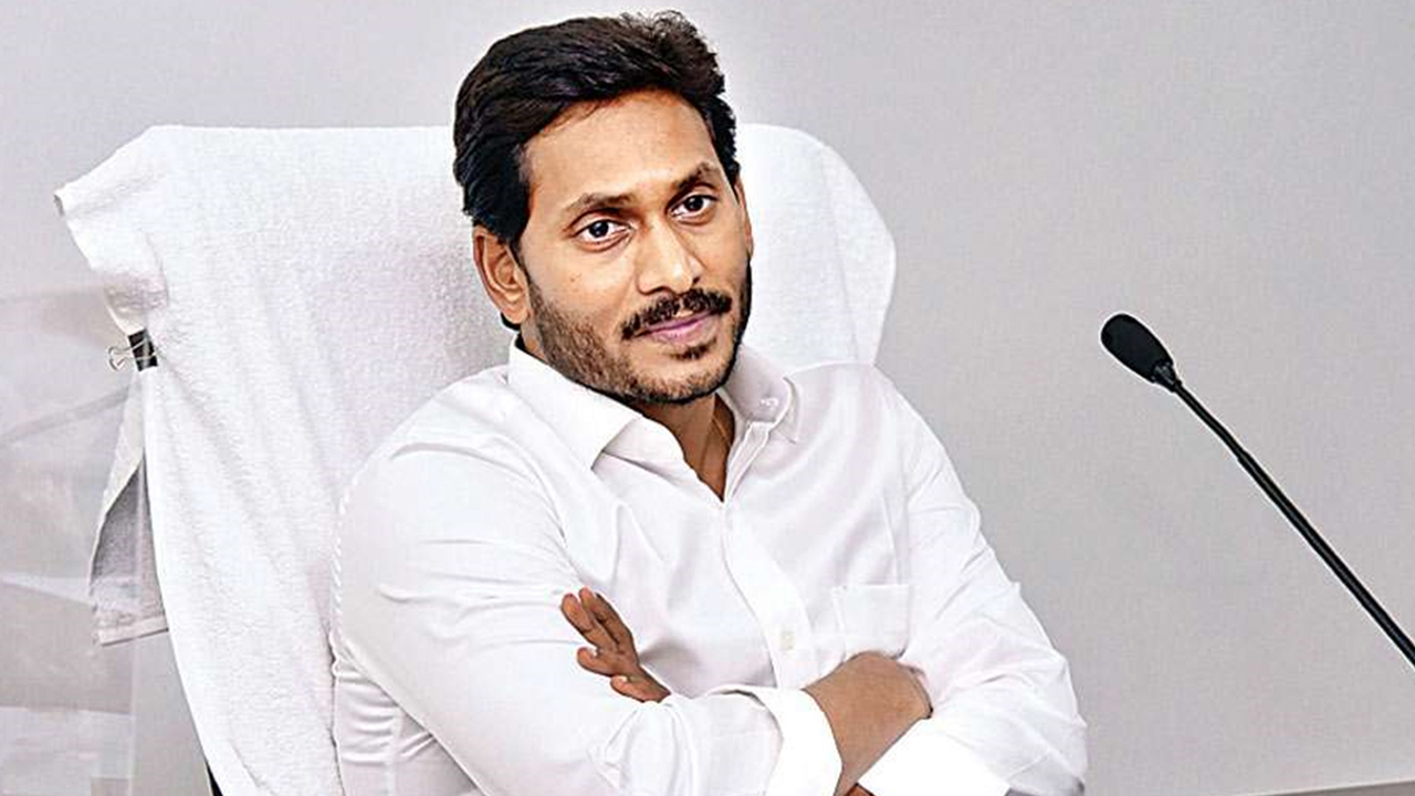 Jagan controversy: వివాదంలో జగన్, ఫర్నీచర్‌పై శిక్షించాలన్న శివరామ్