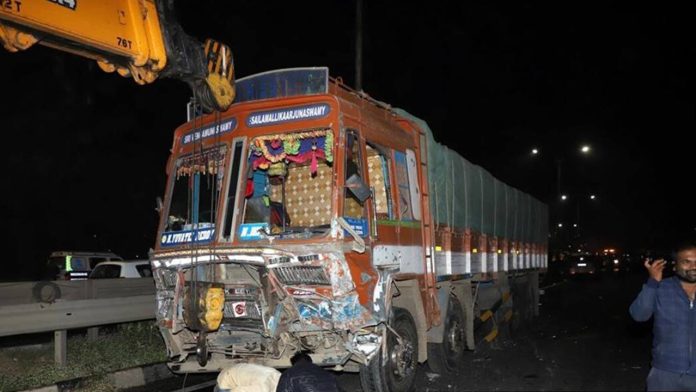 Medak road accident two lorries hit, 4 people dead