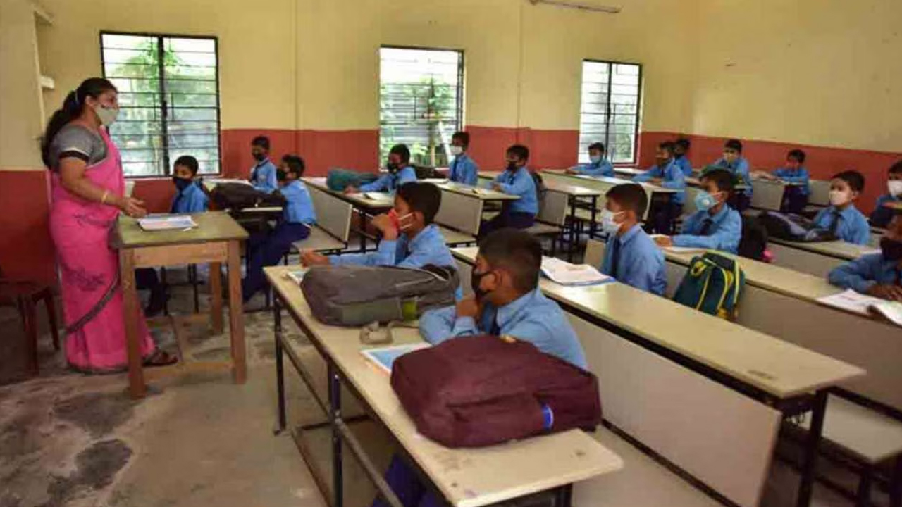 Telangana Schools Re-open: తెలంగాణలో స్కూల్స్ ఓపెన్.. పుస్తకాలతో పేరెంట్స్, పిల్లలు కుస్తీ!