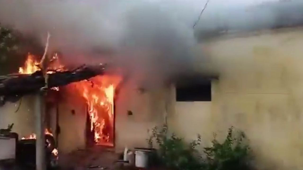 Husband Sets House on fire: భార్యాభర్తల మధ్య గొడవ.. ఇల్లు తగలబెట్టిన భర్త