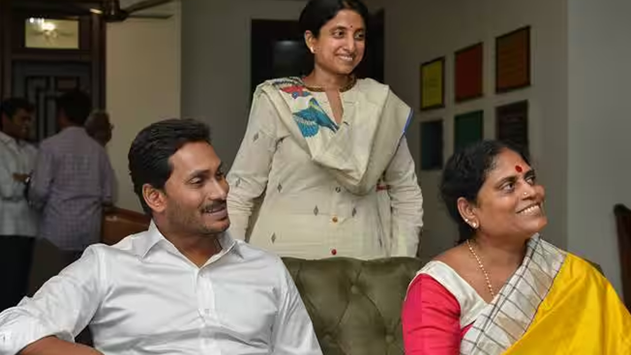 Ys Vijayamma Met Jagan: అమెరికా నుంచి వచ్చిన విజయమ్మ.. జగన్‌బాబుకు ఓదార్పు.. దూకుడు వద్దంటూ హితవు!