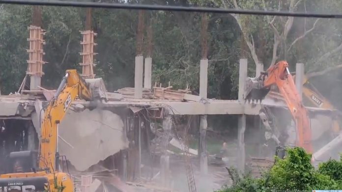 YSRCP office under construction at tadepalli demolished by CRDA staff