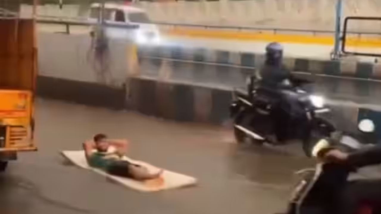 Man floating in Rain Water: వర్షంలో ఇదేం పని రా.. రోడ్డు అనుకున్నావా.. స్విమ్మింగ్ పూల్ అనుకున్నావా..?