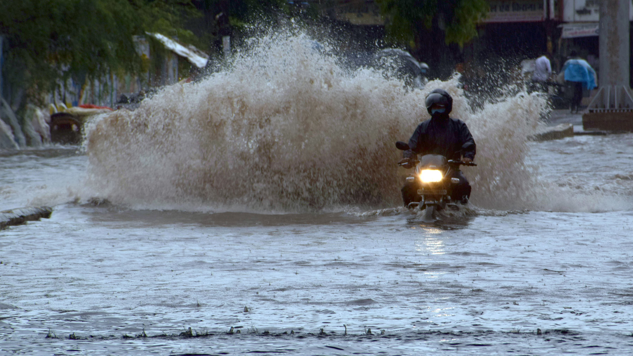 IMD Update: తెలంగాణ, ఏపీల్లో భారీ వర్షాలు.. ఐఎండీ సూచనలివే