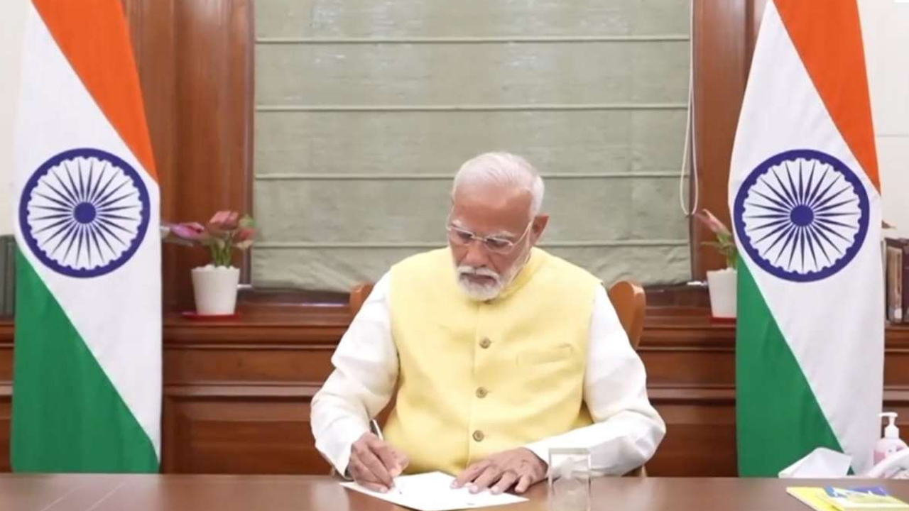 PM Modi First Sign: ప్రధానిగా బాధ్యతలు స్వీకరించిన మోదీ.. తొలిసంతకం ఆ ఫైల్ పైనే..!