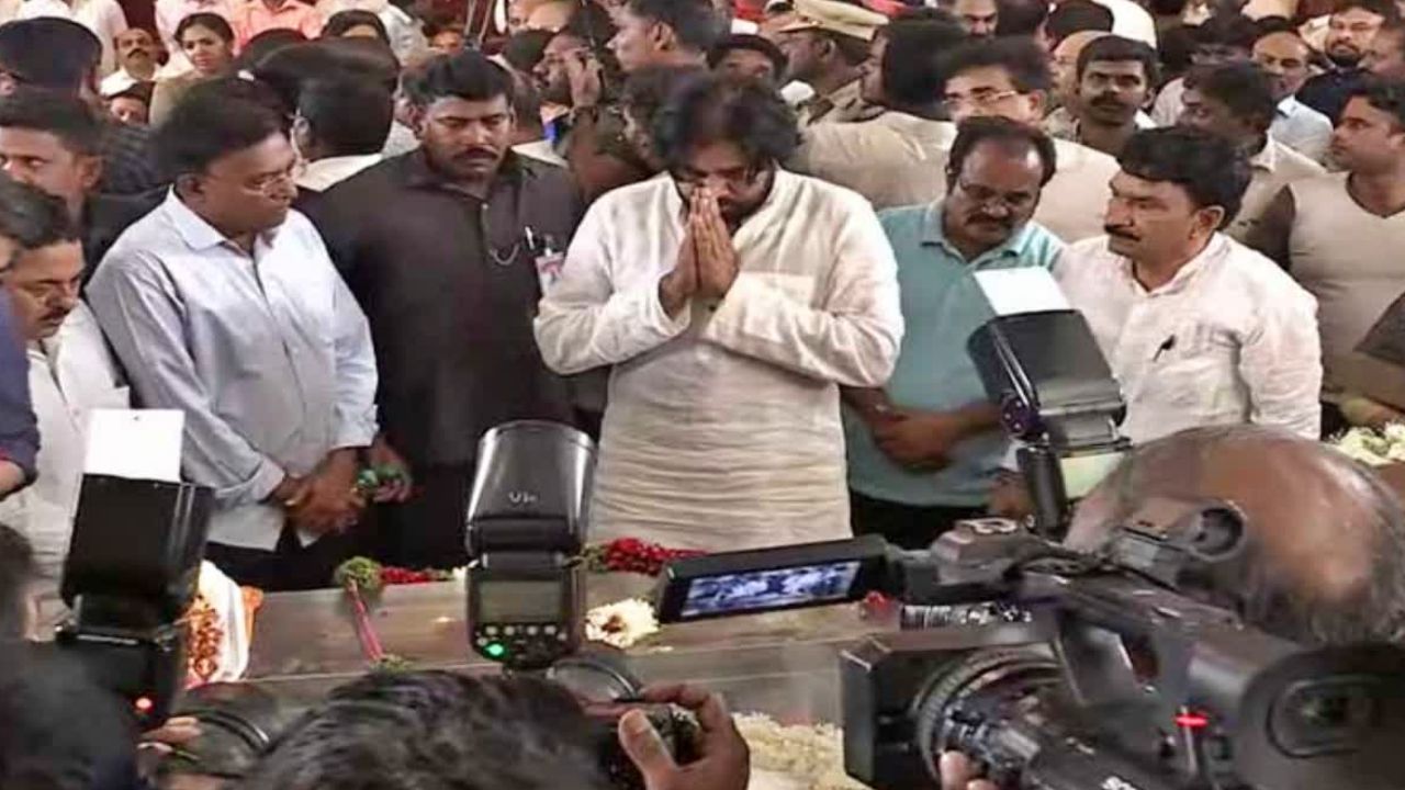 Pawan Kalyan: ప్రమాణ స్వీకారం తర్వాత కలుద్దామనుకున్నా.. ఇంతలోనే.. నివాళులర్పించిన పవన్ కల్యాణ్, త్రివిక్రమ్