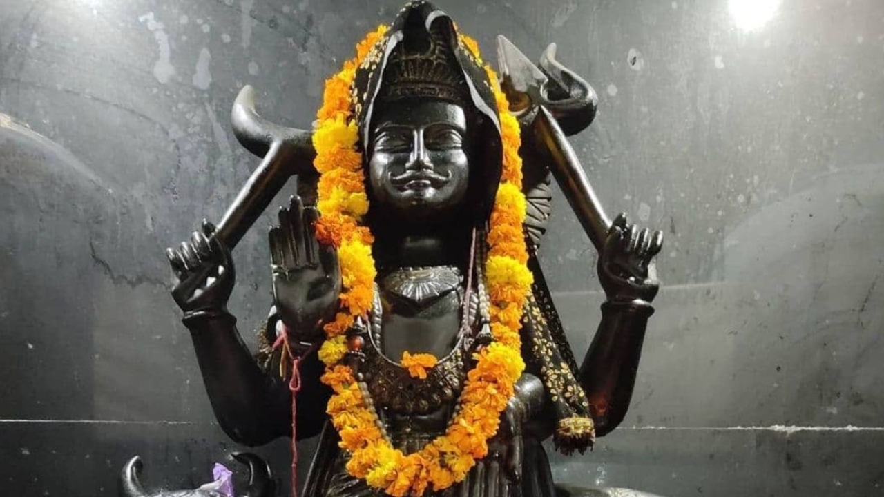 Shani Jayanti 2024: మీ జాతకంలో శని దృష్టి ఉందా.. శని జయంతి ఇలా చేస్తే అన్నీ తొలగిపోతాయి