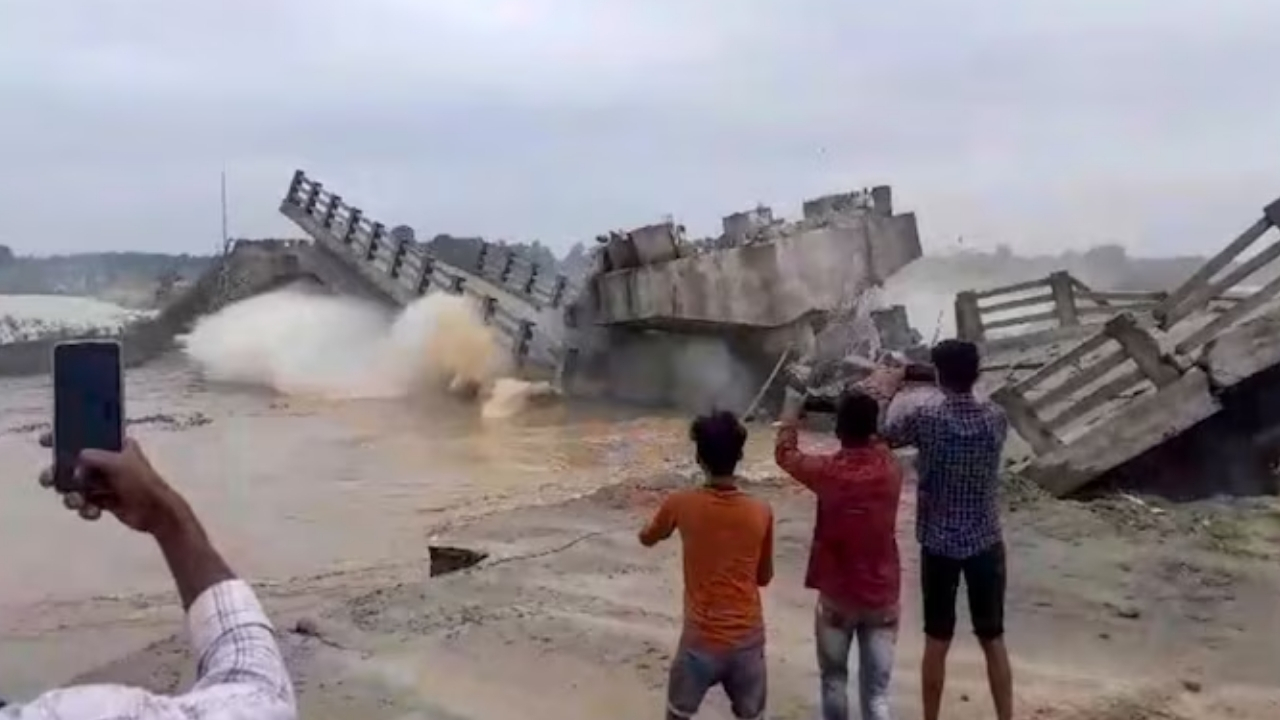 Bridge Collapses In Bihar: వరుసగా కుప్పకూలుతున్న వంతెనలు.. బీహార్ ప్రభుత్వం సంచలన నిర్ణయం..