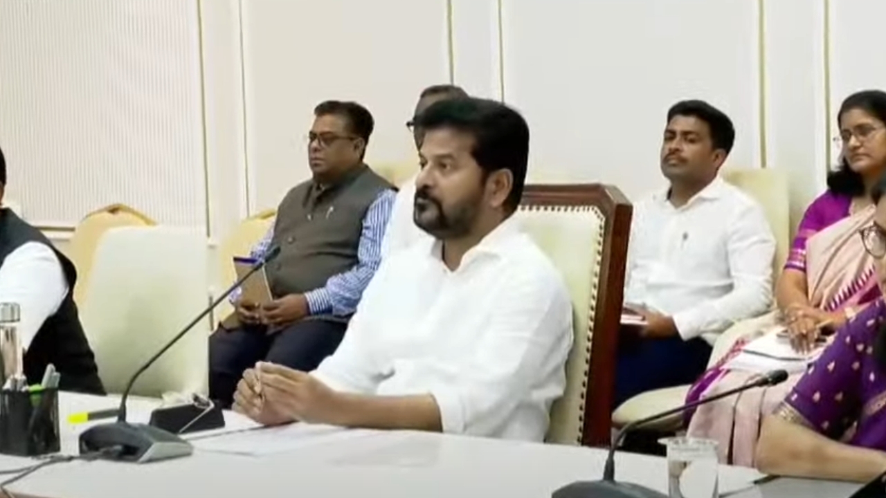 CM Revanth Meeting with Officials: వచ్చామా.. వెళ్లామా అన్నట్టు పనిచేస్తే కుదరదు: అధికారులకు సీఎం వార్నింగ్