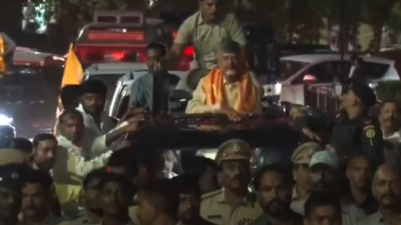 Grand Welcome to Chandrababu in Hyd: హైదరాబాద్‌లో చంద్రబాబుకు భారీ స్వాగతం