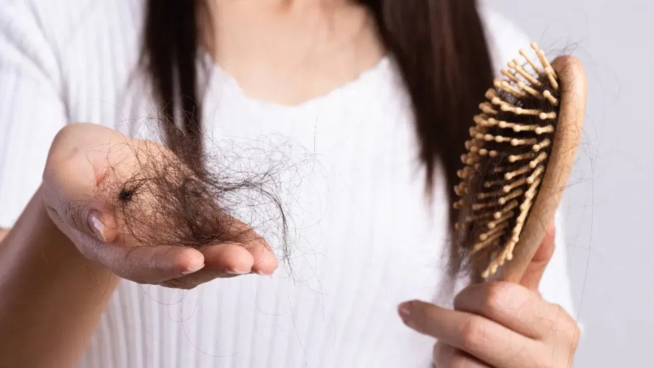 Hair Fall: జుట్టు రాలుతుందా.. అయితే మీలో ఈ లోపం ఉన్నట్లే..