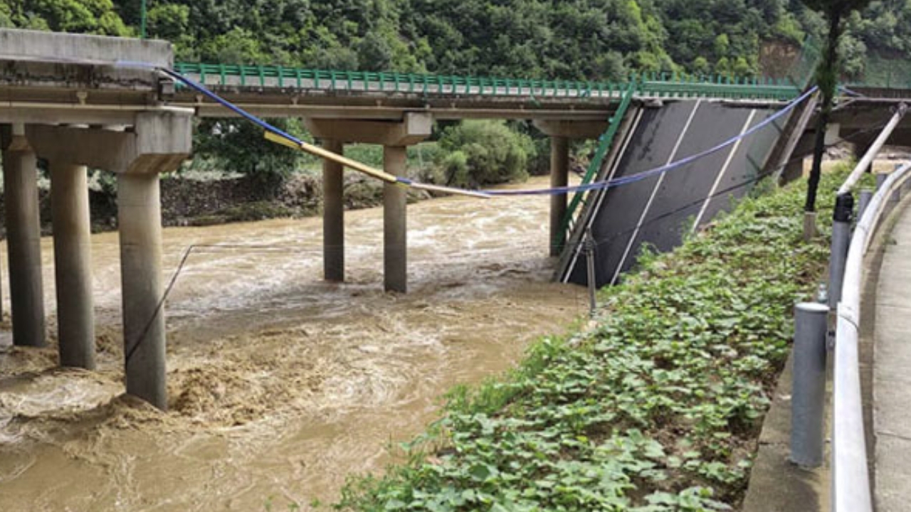 China Bridge Collapse: హైవేపై వెళ్తుండగా సడెన్‌గా కూలిన బ్రిడ్జి.. 11 మంది మృతి