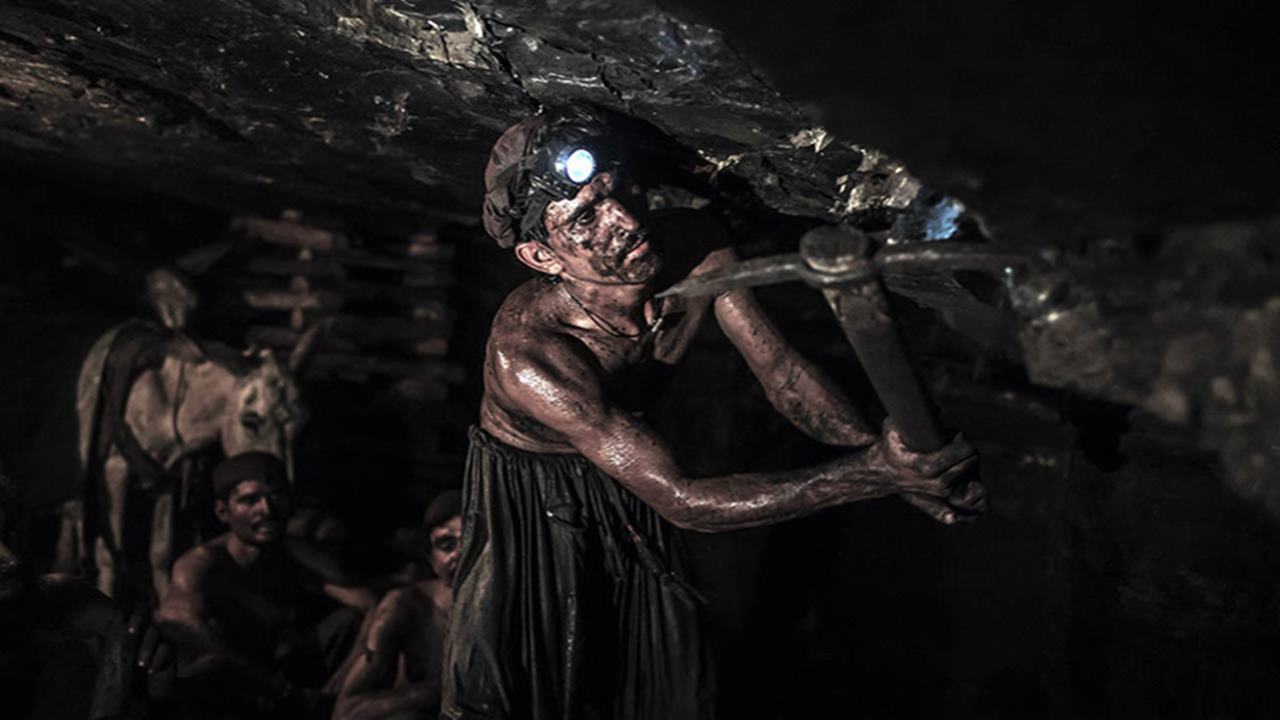 Gujarat Illegal Coal Mine: గుజరాత్ బొగ్గు గనిలో ముగ్గురు మృతి.. ఊపిరాడక చనిపోయిన కార్మికులు..!