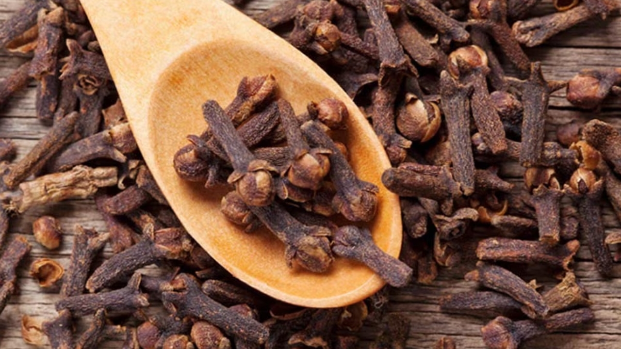 Cloves Benefits: ప్రతి రోజు రెండు లవంగాలు తింటే శరీరంలో ఊహించని అద్భుతాలు జరుగుతాయి..