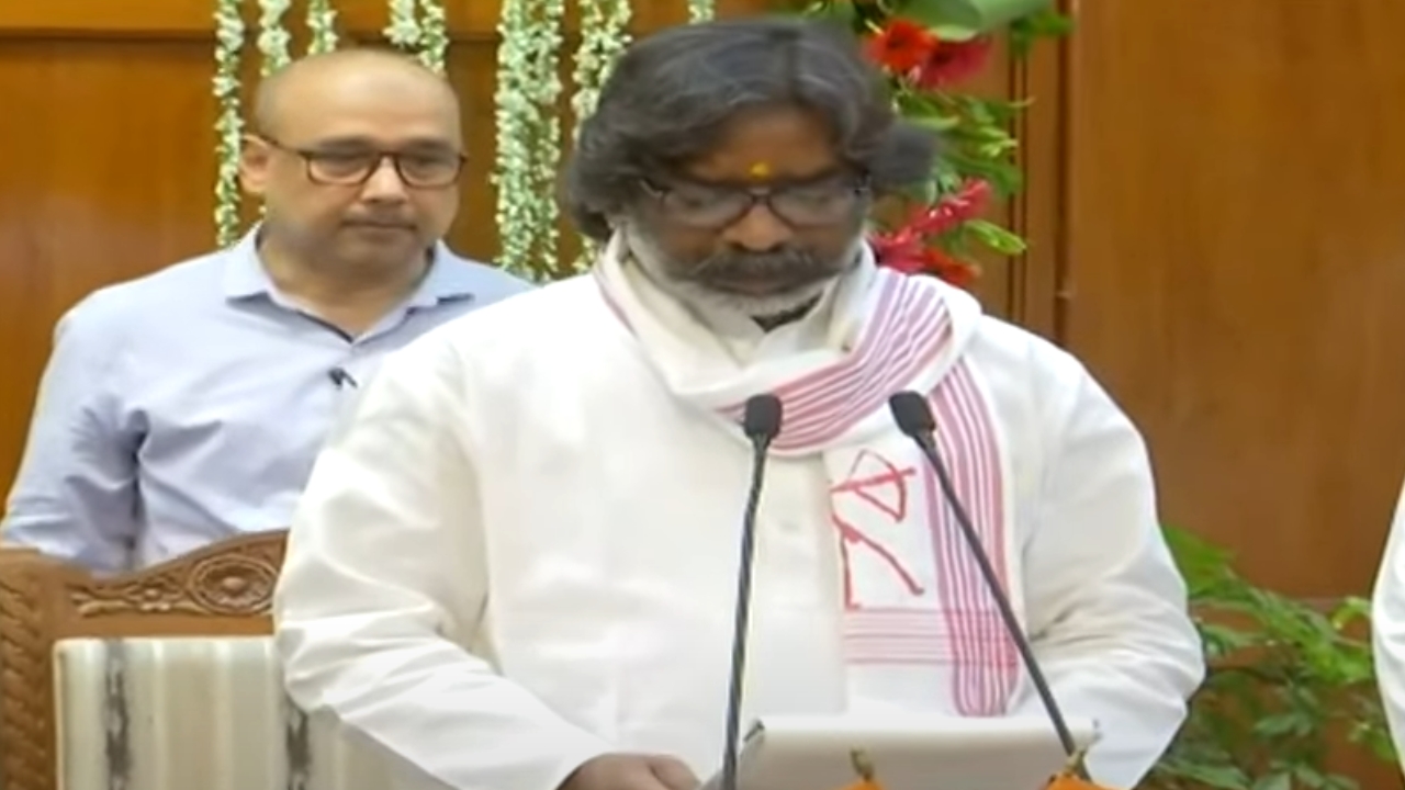 Hemant Soren: ఝార్కండ్ సీఎంగా హేమంత్ సోరెన్ ప్రమాణ స్వీకారం..