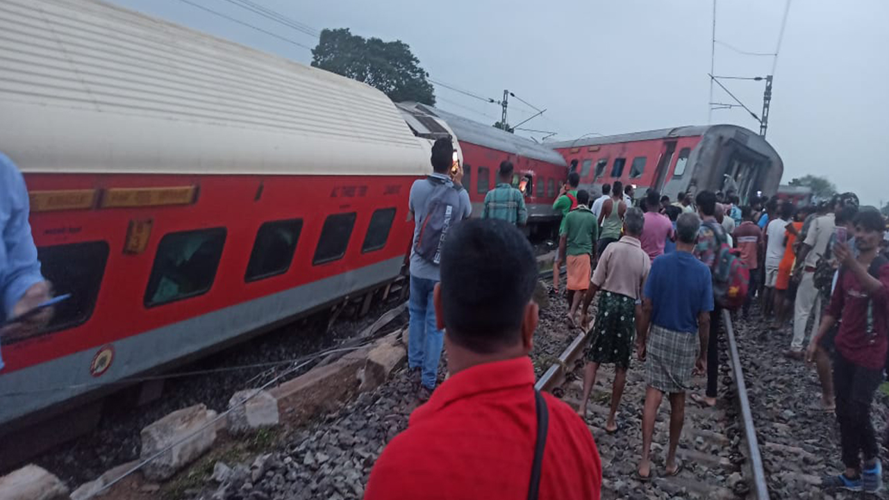 Howarh-CSMTExpress derailed: జార్ఖండ్‌లో పట్టాలు తప్పిన హౌరా ఎక్స్‌ప్రెస్, 60 మందికి గాయాలు..