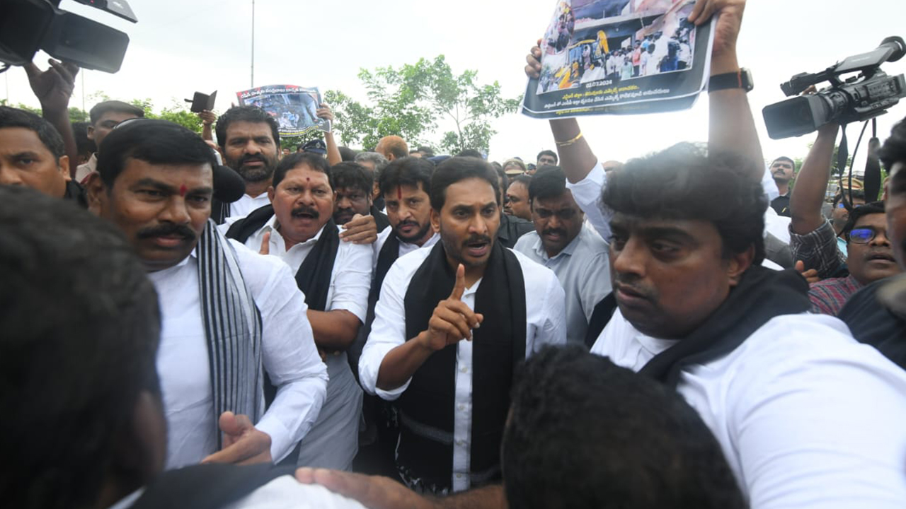 Jagan warning to police officer: నల్ల కండువా ధరించి అసెంబ్లీకి జగన్, పోలీసు అధికారికి వార్నింగ్