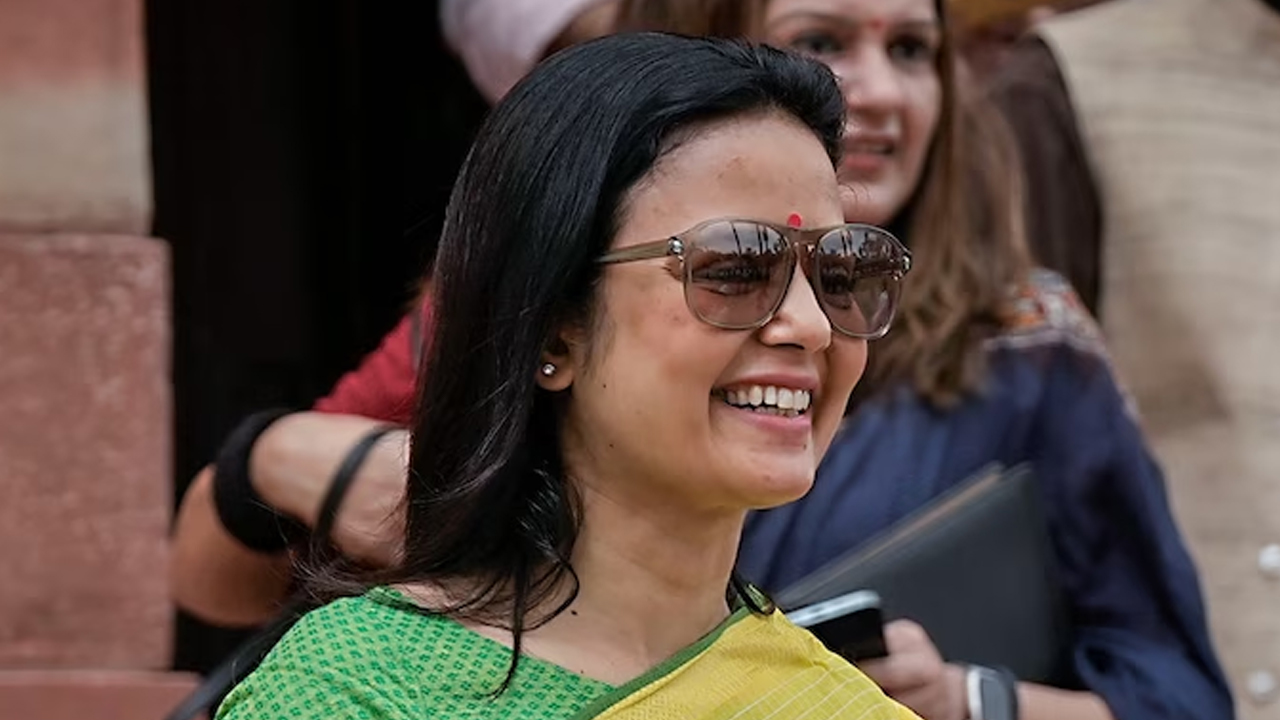 MP Mahua Moitra For Remarks: రేఖాశర్మపై కామెంట్స్, బుక్కైన ఎంపీ మహువా మొయిత్రా