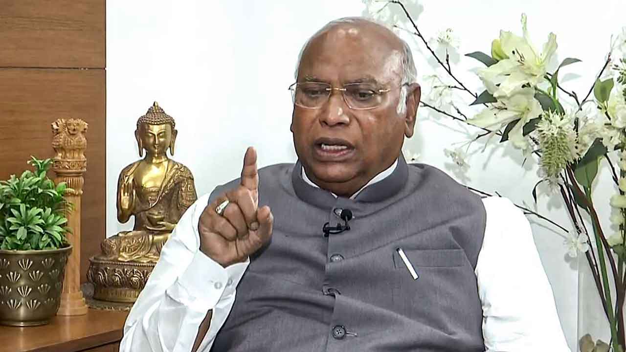 Mallikarjun Kharge: ‘రైల్వే ప్రమాదాలు నివారించండి.. వెంటనే కవచ్ టెక్నాలజీని ఇన్‌స్టాల్ చేయండి’