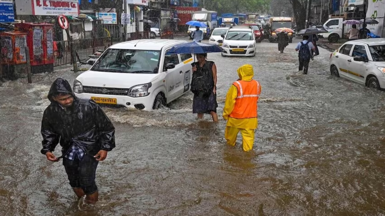 Mumbai Rains: ముంబైని ముంచెత్తుతున్న వర్షాలు.. స్తంభించిన జనజీవనం