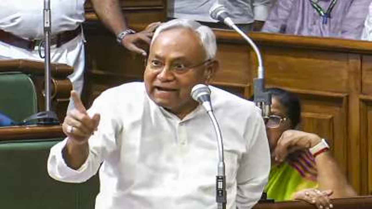 Nitish Kumar : ‘నువ్వు ఆడదానివి.. నీకేం తెలుసు.. మాట్లాడకు..’ మళ్లీ నోరుజారిన బిహార్ సిఎం!