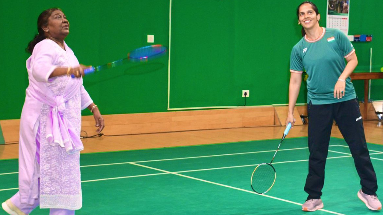 President Murmu plays badminton: ఆటలో రాష్ట్రపతి ముర్ము, కాసేపు సైనాతో..