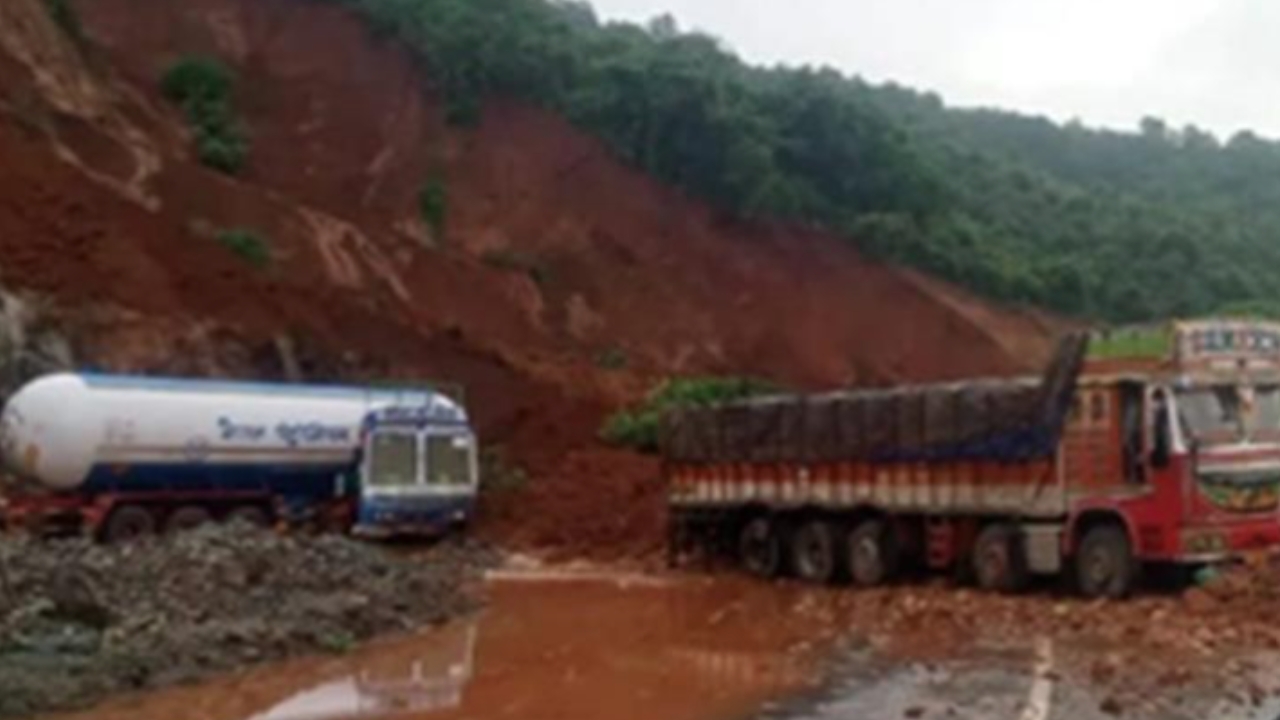 Seven killed in landslide of Karnataka: కారులో వెళ్తుండగా మీదపడ్డ కొండ.. ఏడుగురు మృతి