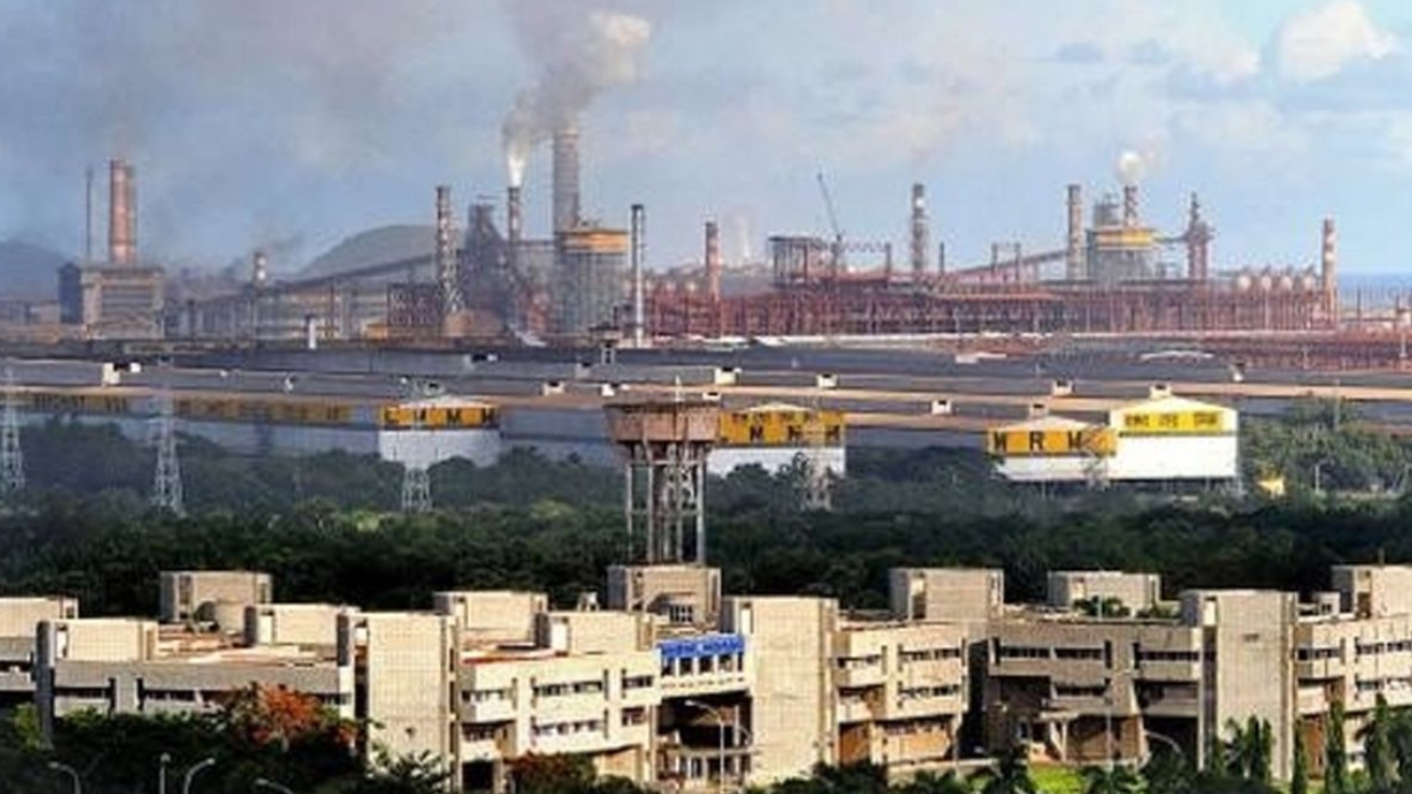 Vizag Steel Plant: సంబరాలు చేసుకుంటున్న విశాఖ స్టీల్ ప్లాంట్ కార్మికులు.. కారణమేమంటే..?