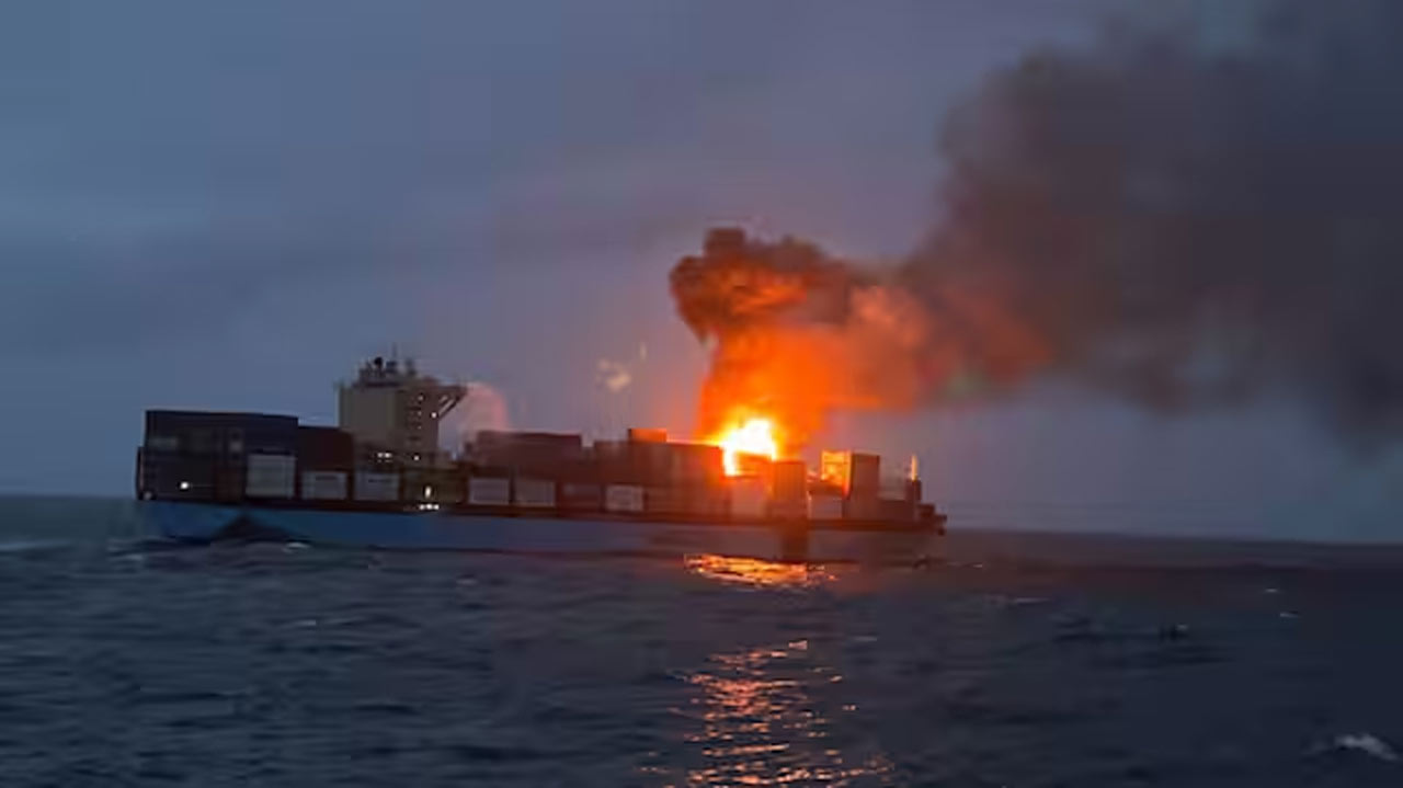 Cargo ship Fire Near Goa| కార్గో షిప్పులో భారీ అగ్ని ప్రమాదం.. 3 అగ్నిమాపక షిప్పులతో చర్యలు.. గోవా తీర సమీపంలో ఘటన