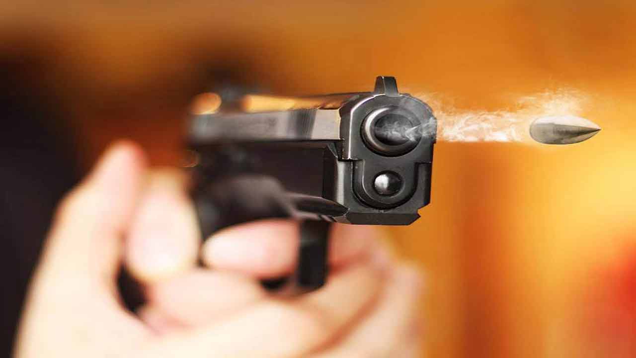 Toddler shoots gun: తండ్రి తుపాకీతో ఆడుకుంటూ చనిపోయిన మూడేళ్ల బాలుడు..