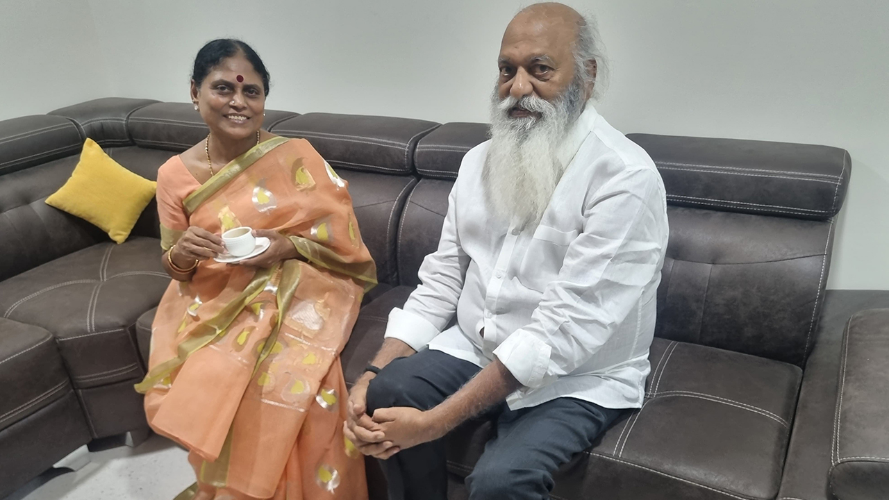 JC Prabhakarreddy met YS Vijayamma: ఏపీ రాజకీయాల్లో సంచలనం, విజయమ్మతో జేసీ ప్రభాకర్ భేటీ,